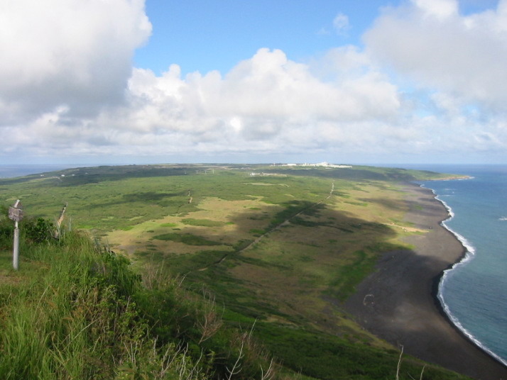 摺鉢山から見た硫黄島の写真はこちら