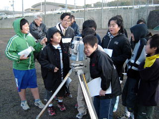 青ヶ島小学校での課外授業の写真
