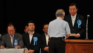 横田滋氏から総理大臣に署名を提出