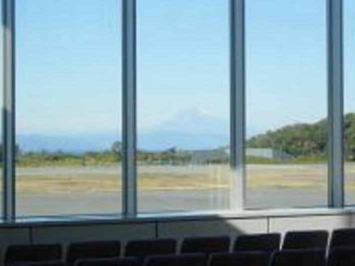 大島空港待合所から見た富士山