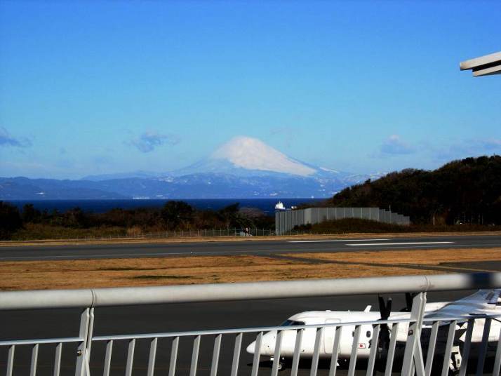 大島空港展望デッキから見た富士山