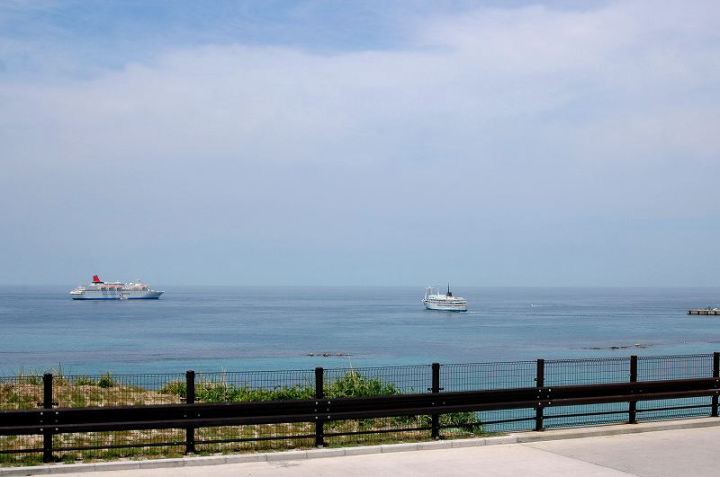 神津島を航行する定期船とクルーズ船