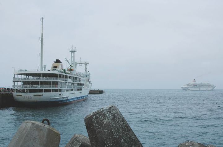 神津島港に着岸中の定期船とクルーズ船