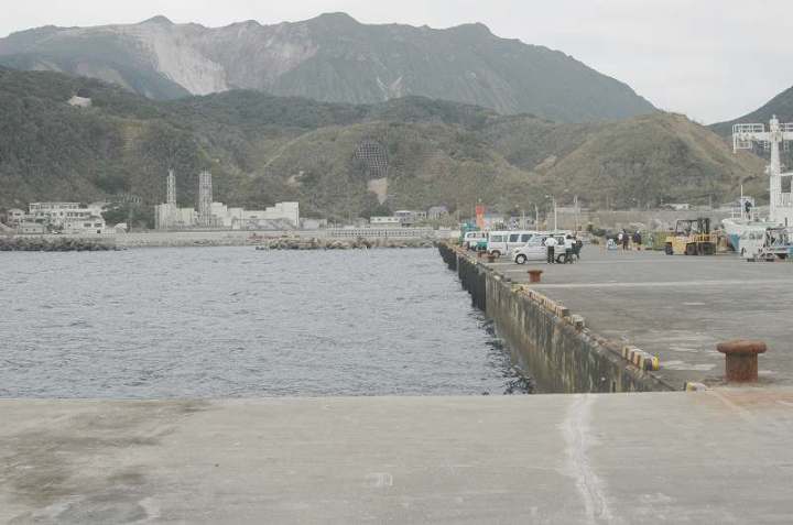 神津島港桟橋先端から天上山を望む
