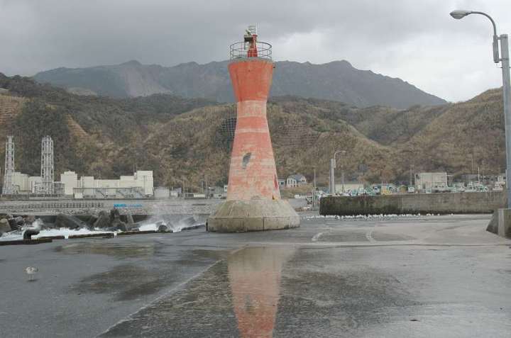 神津島港赤灯台