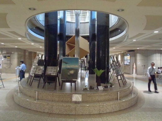 東京都庁第一本庁舎１階中央展示スペース（アートワーク台座）におけるパネル展 画像