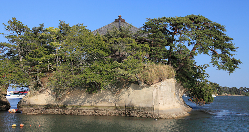 Picture of The panoramic view of Godai-do Hall in Matsushima Bay. Go across the Sukashi-Bridge. Important Cultural property of the country.