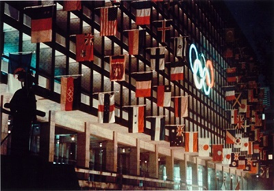 開会式翌日の都庁第一本庁舎（昭和39年10月11日）の写真