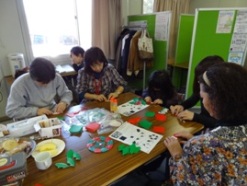 クリスマス飾り作りの風景
