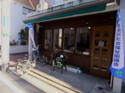 空き店舗を利用したガラス張りのサロン
