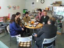 お茶会、情報交換の様子