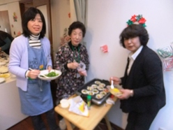 スタッフ、避難者の方、みんなで手作り（クリスマス会）