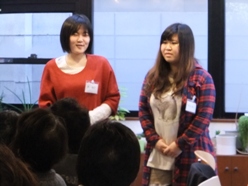 東洋大学の学生さんが漫才を披露（クリスマス会）