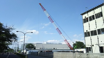 クレーンと特別支援学校仮設校舎の画像