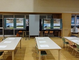 工事説明会会場風景_完成予定掲示物の画像