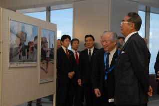 平成18年12月写真パネル展石原知事視察1