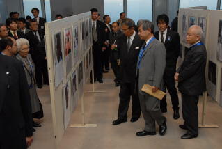 平成18年12月写真パネル展石原知事視察2