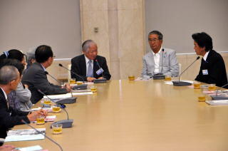 平成22年9月7日拉致被害者家族等による知事訪問2