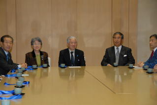 平成18年12月家族会、都議会拉致議連と知事との懇談会1