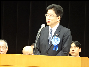 平成28年4月9日（土）挨拶をする加藤拉致問題担当大臣