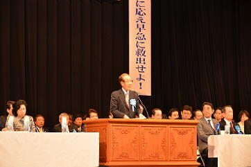 平成25年4月27日（土）挨拶をする飯塚家族会代表