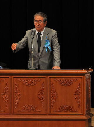 挨拶をする石原会長