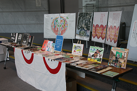 会場ロビーの展示の写真