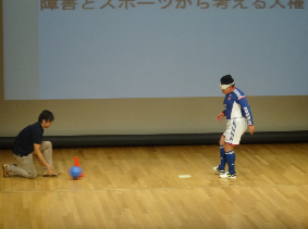 選手のデモンストレーションの写真