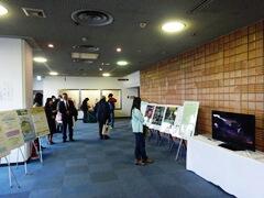 会場ロビーの資料・パネル展の写真