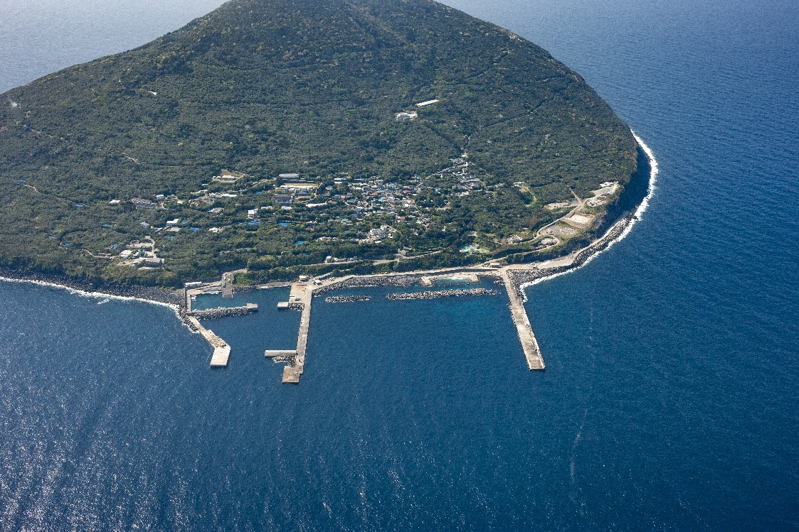 利島港海岸全景
