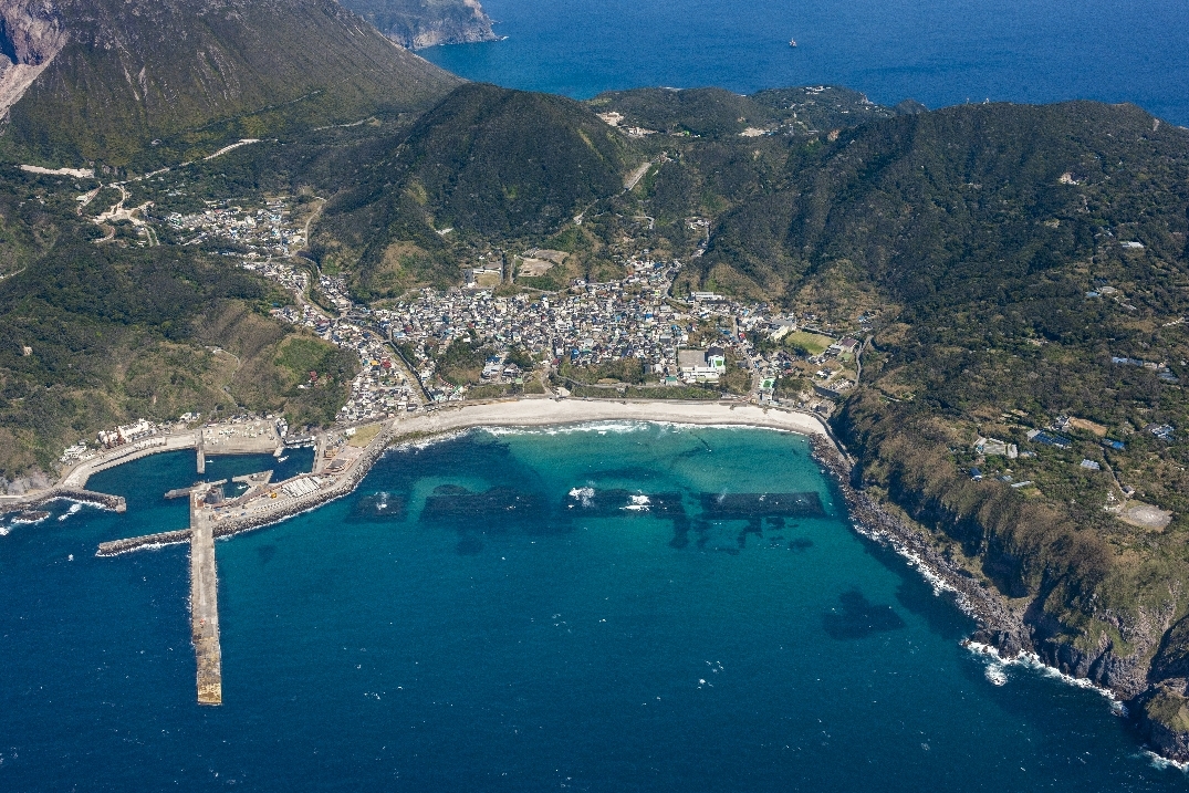 神津島港海岸全景