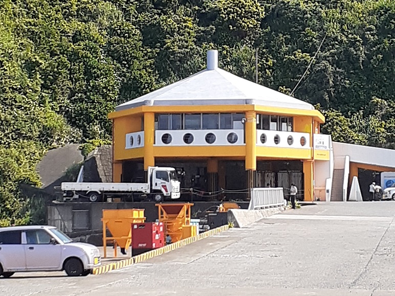 飛鳥Ⅱと新島港海岸
