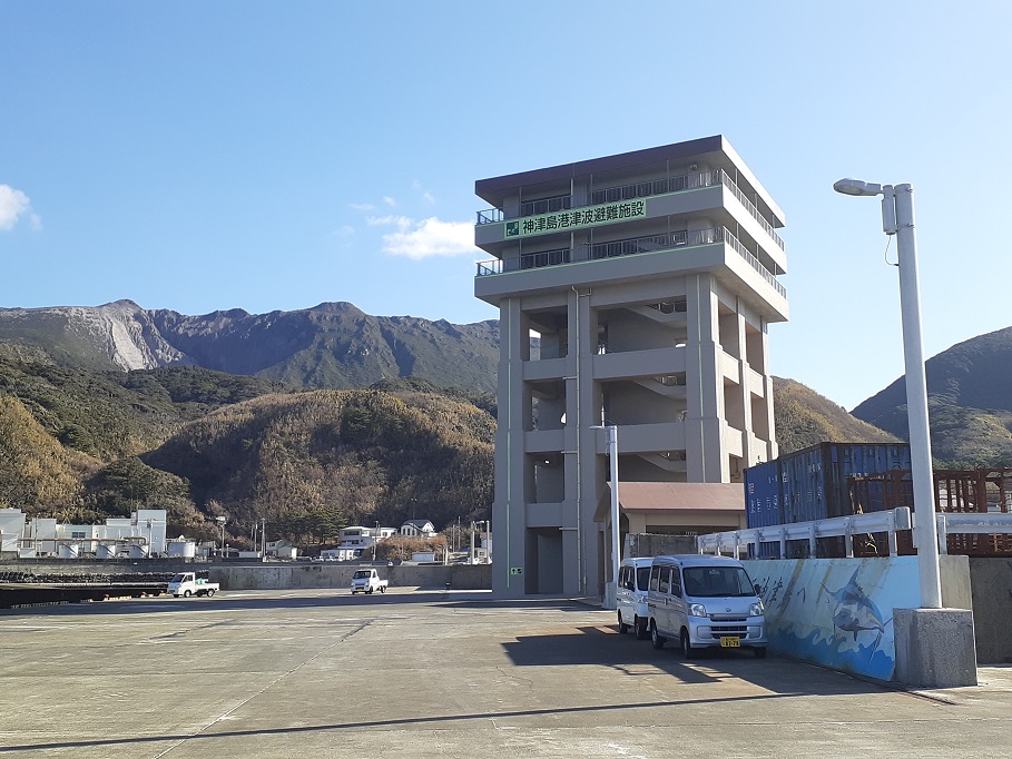 神津島港に着岸中の定期船とクルーズ船