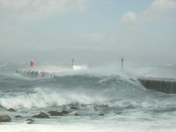 利島港東側岸壁