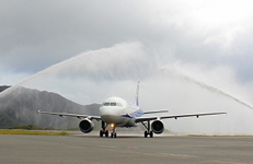 右はボーイング737-500型機（126席）左はエアバスA320型機（166席）