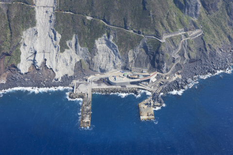 青ヶ島（三宝）港 写真