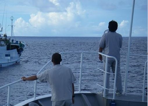 違法操業船への警告の様子.JPG