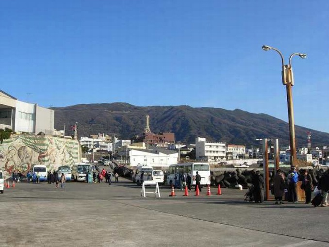 元町港から見た三原山