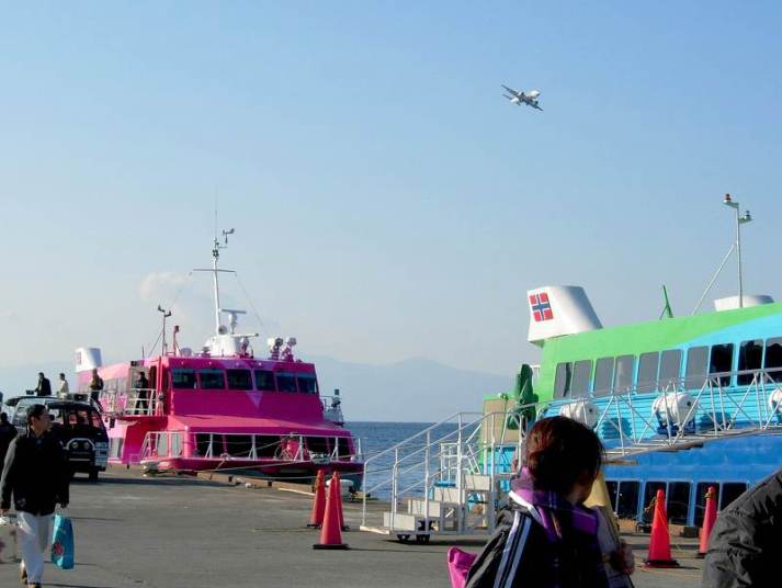 元町港上空を通過する航空機