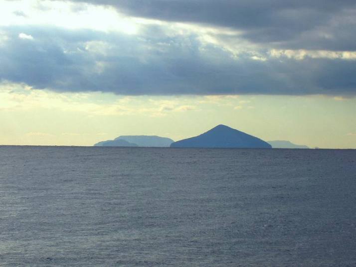 差木地みなとまち広場からの利島・新島