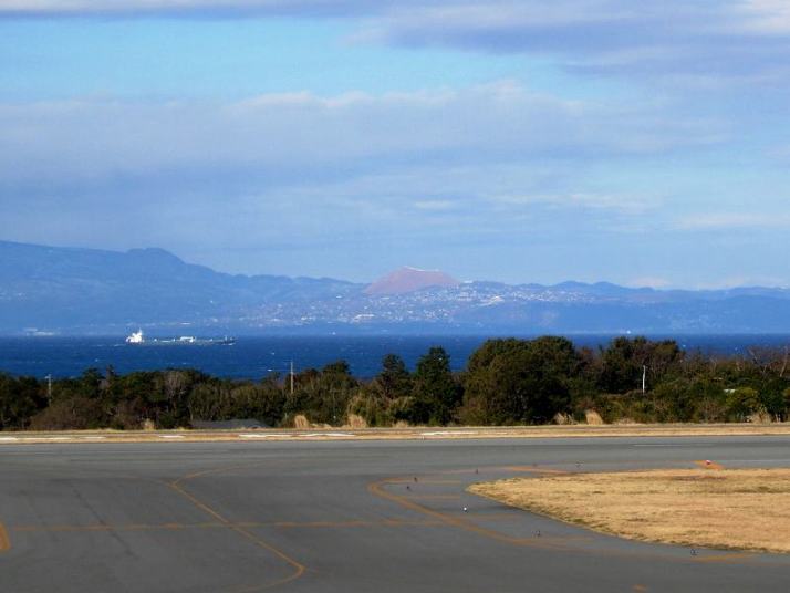 大島空港から見た大室山