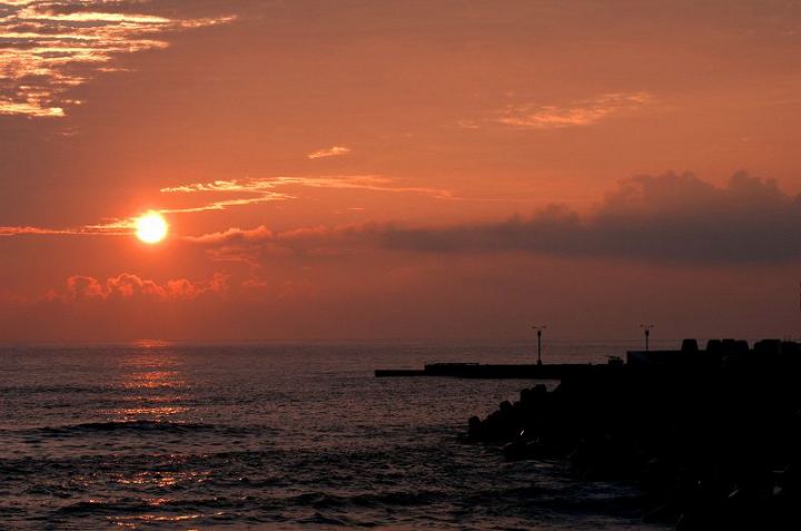 夕日の神津島港