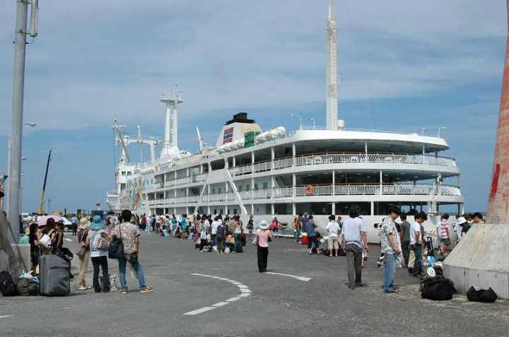 神津島港に着岸した定期船