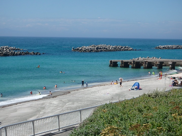 夏の新島港海岸