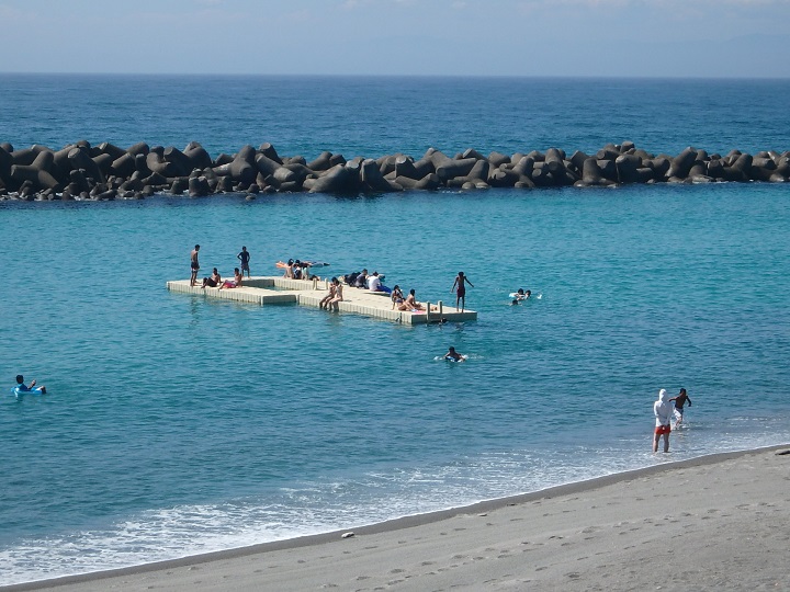 夏の新島港海岸②