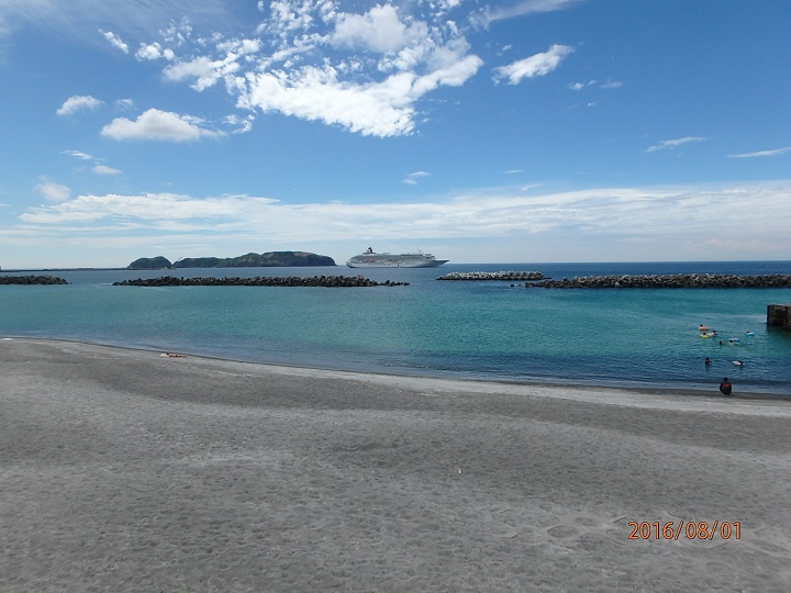 飛鳥Ⅱと新島港海岸